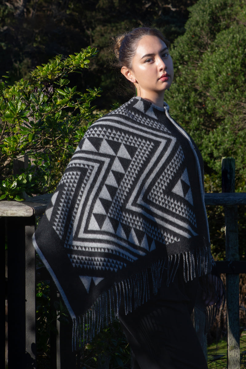 NIHO CAPE - 100% LAMBS WOOL - BLACK