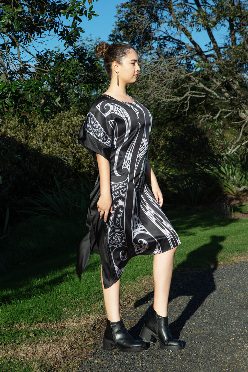 PĪTAU-A-MANAIA KAFTAN DRESS - BLACK/SILVER